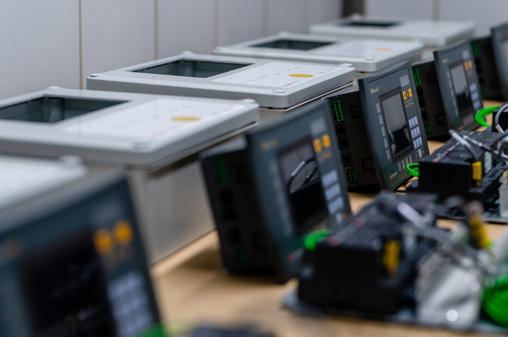 Serienproduktion von Steuerpulten für Industrieanlagen